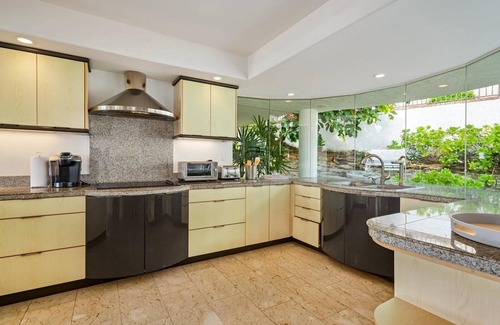 Honolulu House | Large Luxury Home w/pool and Ocean Views. Special discounted rate March 2025