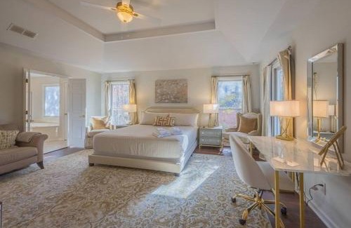 Athens Villa | Large Luxury House, King Beds and More, Hot Tub, Theater, Fireplace, Game Room, Ping-pong, Pool Table, Air Hockey, Arcade, River, Big Kitchen, Nice Porch, Quiet, Good for Families and Large Groups, Near UGA Golf Course, Close to UGA & Stanford Stadium