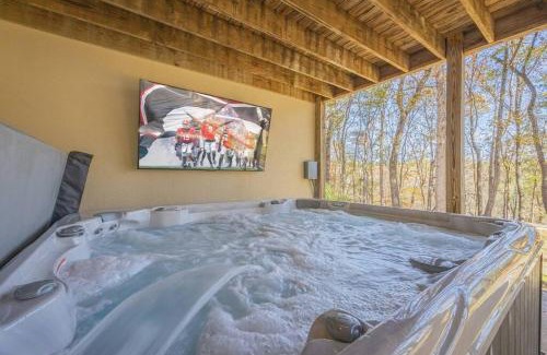Athens Villa | Large Luxury House, King Beds and More, Hot Tub, Theater, Fireplace, Game Room, Ping-pong, Pool Table, Air Hockey, Arcade, River, Big Kitchen, Nice Porch, Quiet, Good for Families and Large Groups, Near UGA Golf Course, Close to UGA & Stanford Stadium