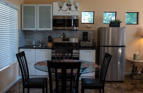 Sunset Park Apartment | Large luxury studio with view in Santa Monica