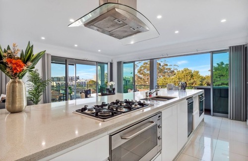 Arncliffe House | Large Mansion | Perfect for Groups | Minutes to Sydney Airport