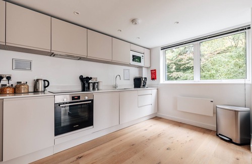 Bath Apartment | Large Modern 2 Bed Apartment in Bath with Parking