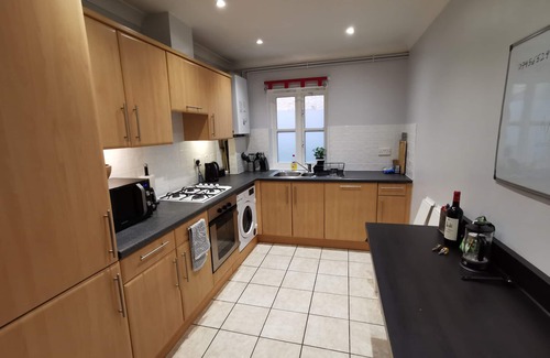 Whitechapel Apartment | Large modern GF 1-bed apartment in Whitechapel. Sleeps 4.
