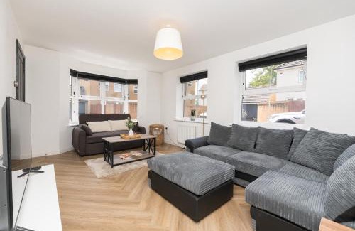 Patchway House | Large Modern Home, Free Parking, Families and Contractors Welcome