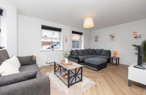 Patchway House | Large Modern Home, Free Parking, Families and Contractors Welcome