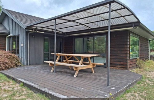 Acacia Bay House | Large modern house in tranquil Taupō