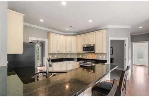 Calverton House | Large Modern House, Wine Country, Delaplane, VA
