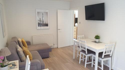 New Forest District Apartment | Large modern self contained apartment in Lymington