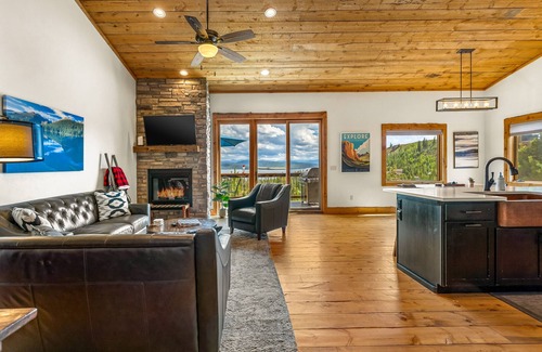 Grand Lake House | Large mountain home with epic views, hot tub, & gas fireplace