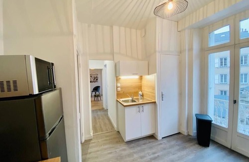 Laval Apartment | Large Newly renovated apartment in downtown Laval