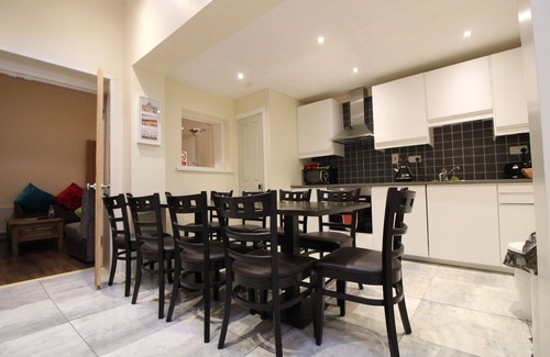 Queens Quarter House | Large Newly Renovated Town House, Sleep 13, Professionally installed WIFI