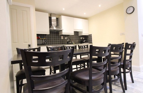 Queens Quarter House | Large Newly Renovated Town House, Sleep 13, Professionally installed WIFI
