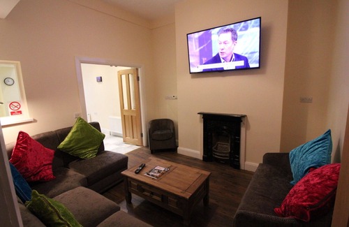 Queens Quarter House | Large Newly Renovated Town House, Sleep 13, Professionally installed WIFI