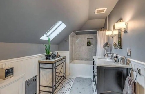 Swampscott Apartment | Large Oceanside Apartment. Walk to the beach and many restaurants. Pet Friendly