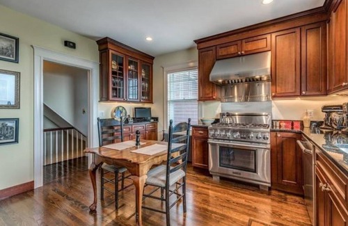 Swampscott Apartment | Large Oceanside Apartment. Walk to the beach and many restaurants. Pet Friendly