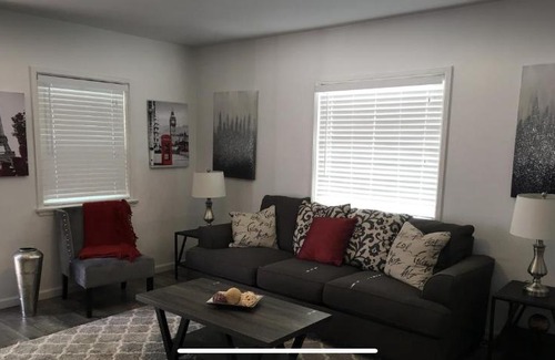 Sherman Oaks House | Large One Bedroom centrally located