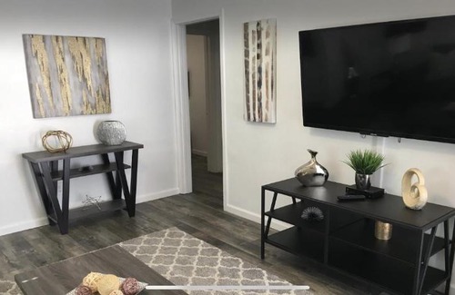 Sherman Oaks House | Large One Bedroom centrally located