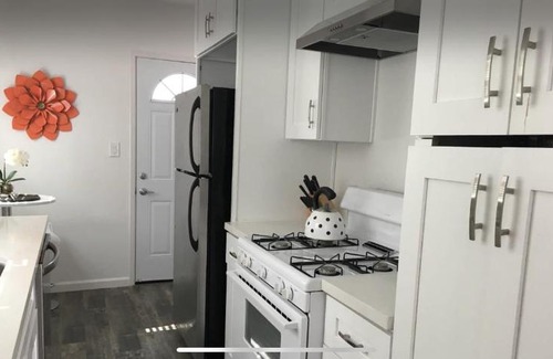 Sherman Oaks House | Large One Bedroom centrally located