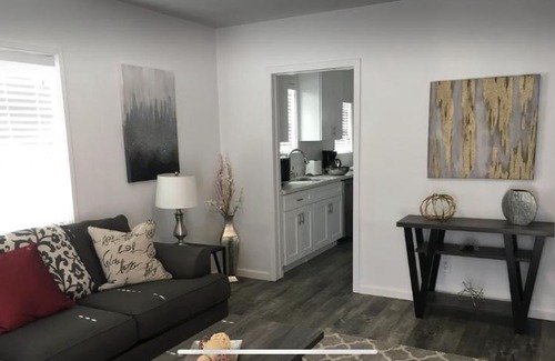 Sherman Oaks House | Large One Bedroom centrally located