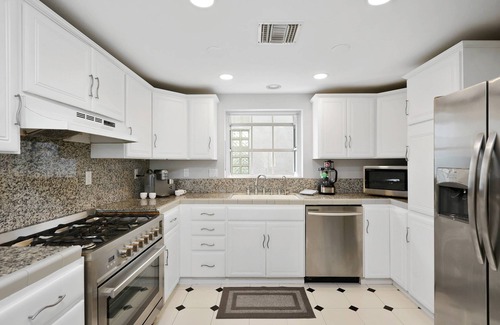 Peninsula House | Large Peaceful Beach Condo, Close to Belmont Shore, 3 Bed/3.5 bath, AC, Parking, Beach Gear
