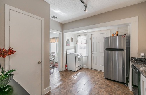 Fort Worth Cultural District House | Large Pet Friendly House Walking Distance To Will Rodgers Stadium/Dickies Arena
