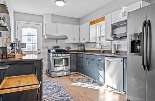 Merriam House | Large Pet Friendly Home Close to I-35 Hwy & KC