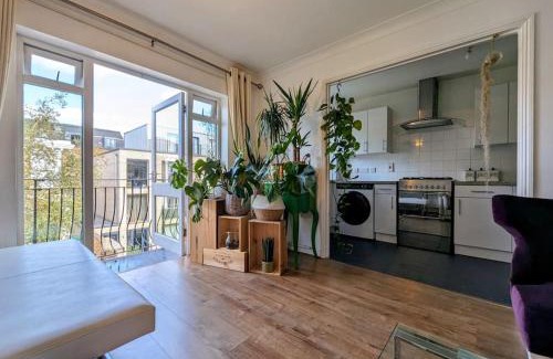Victoria Apartment | Large, plant filled flat with balcony