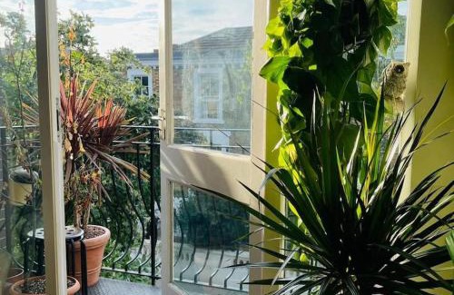 Victoria Apartment | Large, plant filled flat with balcony