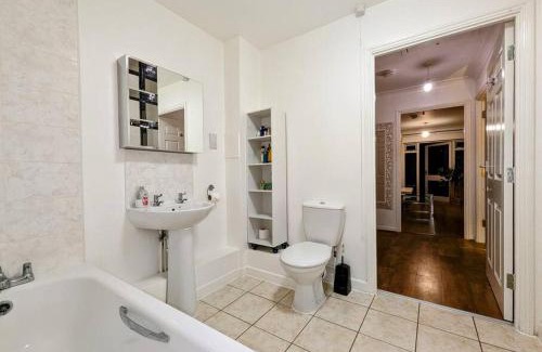 Victoria Apartment | Large, plant filled flat with balcony