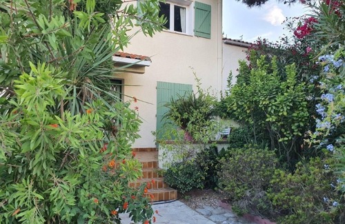 Le Port House | Large pleasant house with a flowery garden and a swimmingpool