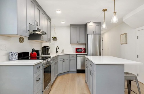 Bryant House | Large Private Apartment. One block to Burke Gilman & Bus. .5M to Children's
