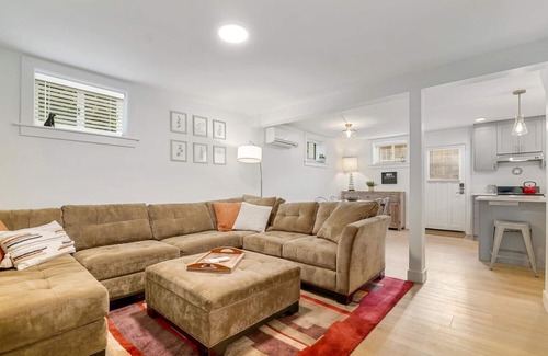 Bryant House | Large Private Apartment. One block to Burke Gilman & Bus. .5M to Children's
