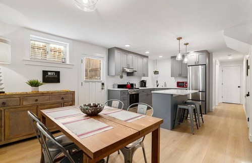 Bryant House | Large Private Apartment. One block to Burke Gilman & Bus. .5M to Children's