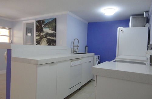 Fort Lauderdale House | LARGE Private Guest House on Waterfront Estate - Kayak+Bike+Fish+Outdoor Lounge