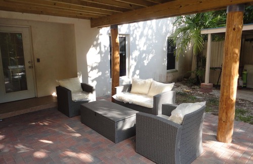 Fort Lauderdale House | LARGE Private Guest House on Waterfront Estate - Kayak+Bike+Fish+Outdoor Lounge