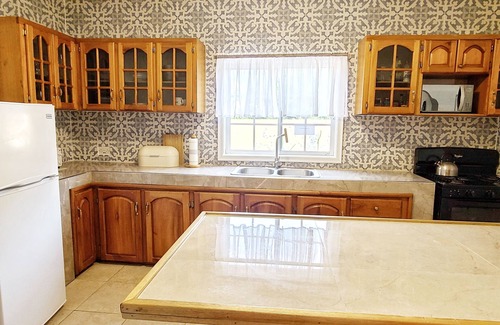 Treasure Beach Villa | LARGE Private Pool - 1 minute walk to beach AC in ALL bedrooms !