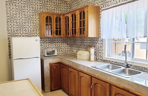 Treasure Beach Villa | LARGE Private Pool - 1 minute walk to beach AC in ALL bedrooms !