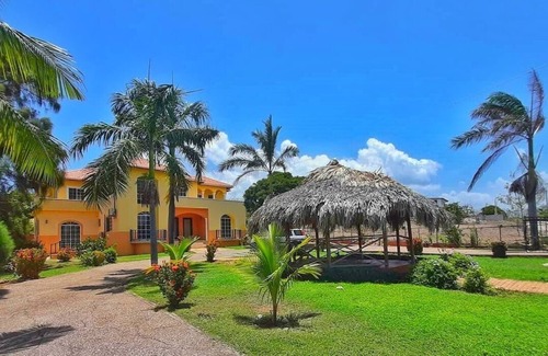 Treasure Beach Villa | LARGE Private Pool - 1 minute walk to beach AC in ALL bedrooms !