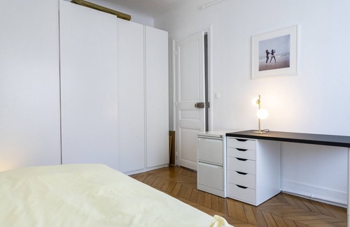 12th Arrondissement Bed & Breakfast | Large, Quiet and Comfortable Room in Paris 12th, 60m from Daumesnil Metro