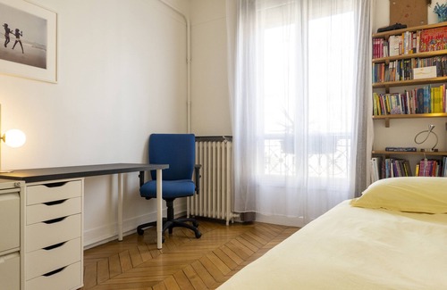 12th Arrondissement Bed & Breakfast | Large, Quiet and Comfortable Room in Paris 12th, 60m from Daumesnil Metro