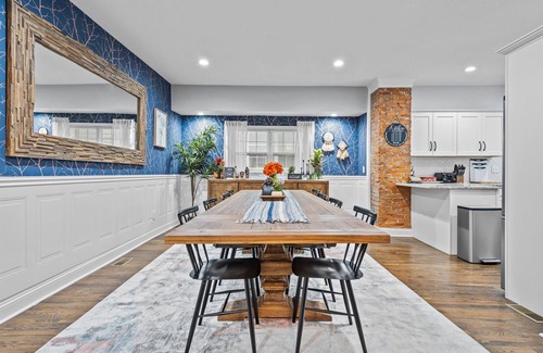 South Hyde Park House | Large Remodeled Midtown Beauty - Locust St. Estate - 2 kings/sleeps 8!