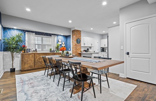 South Hyde Park House | Large Remodeled Midtown Beauty - Locust St. Estate - 2 kings/sleeps 8!