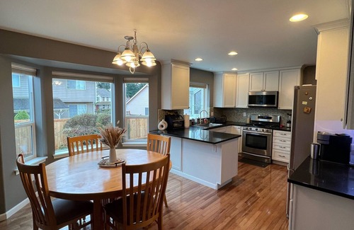 South Hill House | Large renovated home in gated community