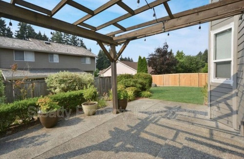 South Hill House | Large renovated home in gated community