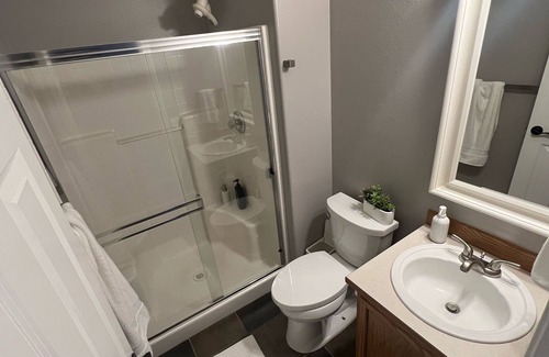 South Hill House | Large renovated home in gated community