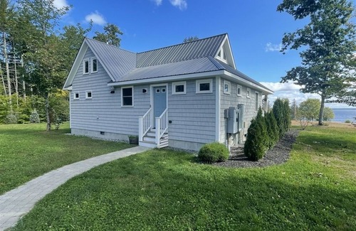 North Sebago Cottage | LARGE RESORT WITH 12 PROPERTIES. NATURAL POND FOR SWIMMING. CAFE ON SITE.