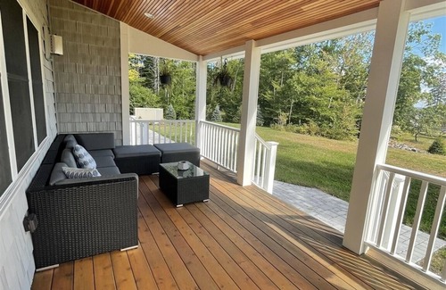 North Sebago Cottage | LARGE RESORT WITH 12 PROPERTIES. NATURAL POND FOR SWIMMING. CAFE ON SITE.