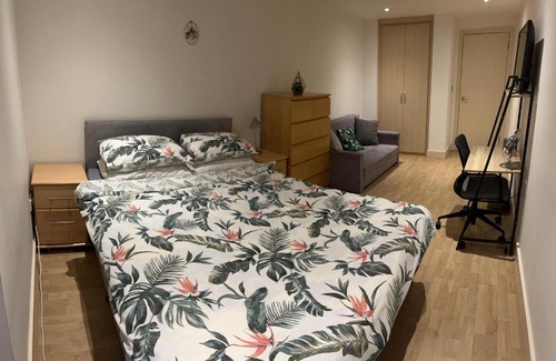 Island Gardens House | Large Room and Private Bathroom