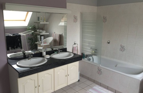 Sille-le-Philippe House | Large room in a spacious Maison bourgeoise.