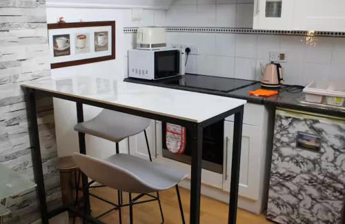 St. Mark's House | Large room with private kitchen near Kingston University